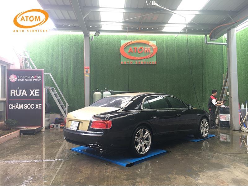 Lớp phủ sẽ khiến bụi bẩn, tạp chất, bùn đất...khó bám vào gầm xe nên việc vệ sinh gầm xe dễ dàng hơn