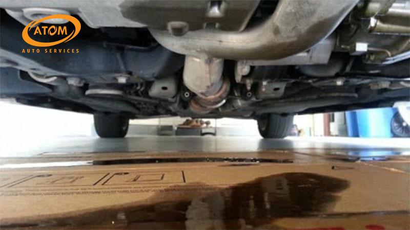 Thường xuyên kiểm tra gầm xe để phát hiện dầu hộp số có bị rò rỉ không