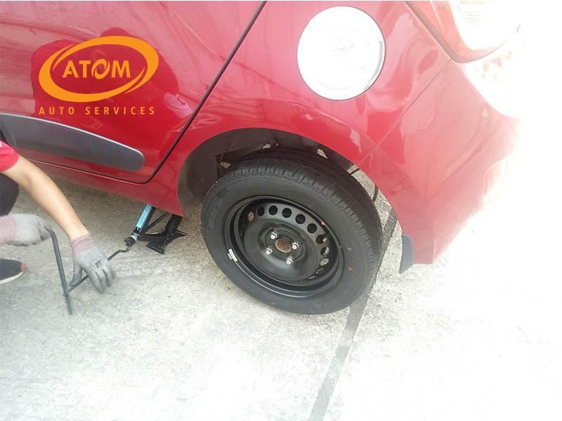 Thay lốp ô tô dự phòng theo đúng quy trình để đảm bảo an toàn