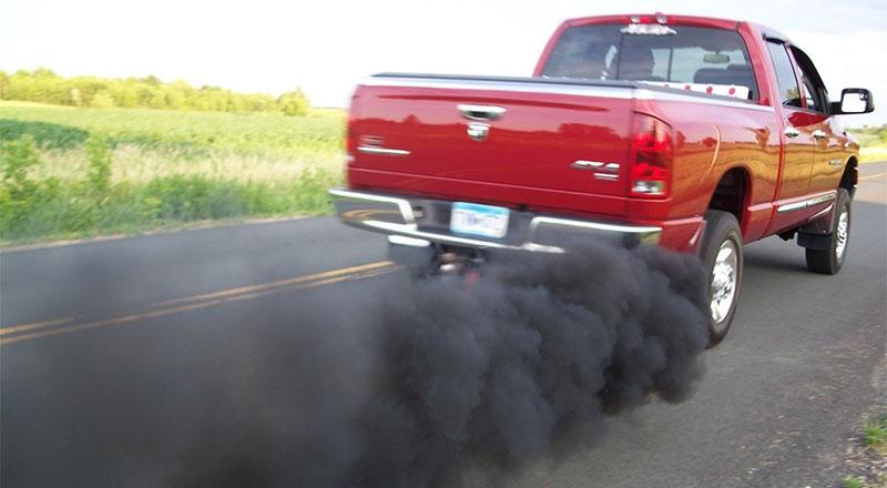 Dầu nhớt quá cũ khiến xe thải khói đen độc hại