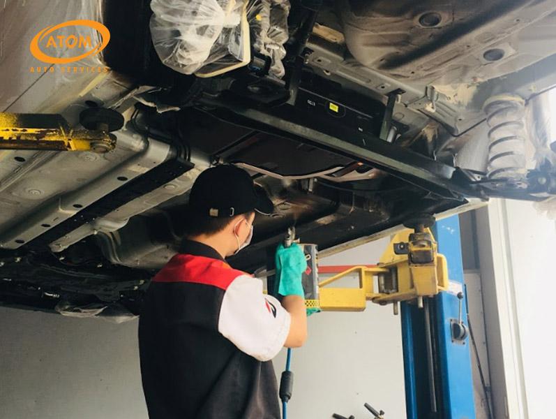 ATOM Premium Auto Services áp dụng quy trình sơn phủ gầm ô tô đạt tiêu chuẩn quốc tế