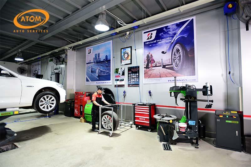Tại ATOM Premium Auto Services, xe sẽ luôn được kiểm tra góc đặt bánh xe, cân chỉnh thước lái… sau khi thay lốp