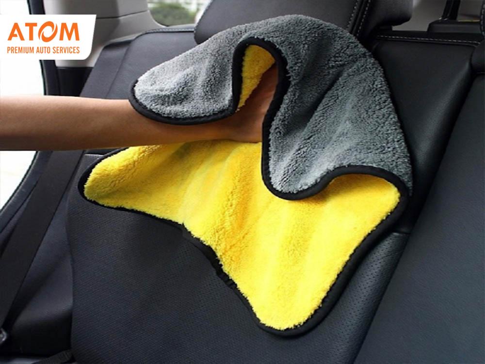 Nên sử dụng những loại khăn mềm để lau ghế da ô tô dễ dàng, không để lại bụi khăn 