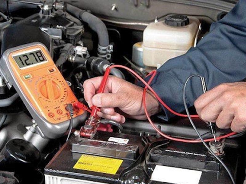 Kiểm tra máy phát điện ô tô bằng các máy móc chuyên dụng để biết chính xác tình trạng 