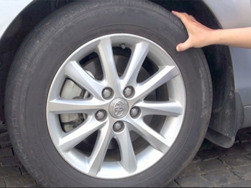 Thường xuyên kiểm tra lốp xe ô tô bằng mắt thường để nhanh chóng phát hiện những dấu hiệu lốp xe mòn không đều