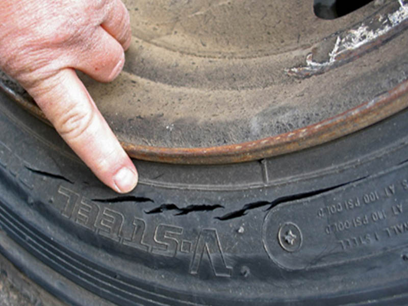 Lốp xe bị rách hay gặp hỏng hóc thì nên thay thế sớm để đảm bảo an toàn khi di chuyển