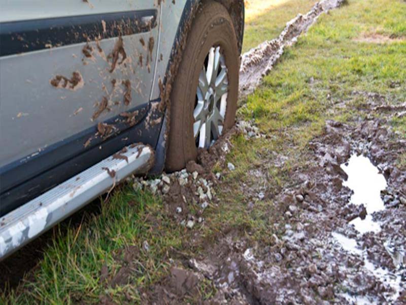 Khi lốp xe bị dính nhiều bùn đất và không được vệ sinh thường xuyên có thể làm mất sự cân bằng động của bánh xe ô tô