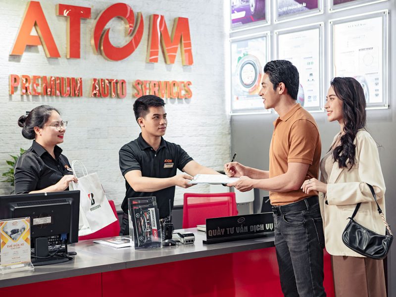 ATOM Premium Auto Services một trong những đơn vị thay thế lốp uy tín, dành tặng khách hàng nhiều ưu đãi hấp dẫn