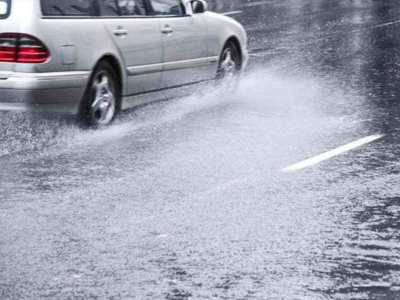 Hydroplaning - một tình huống nguy hiểm có thể xảy ra khi lái xe nhanh trong lúc trời mưa to