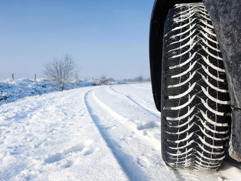 Lốp xe mùa đông có số lượng rãnh lốp nhiều, rãnh sâu và nhỏ hơn nên khả năng bám đường hiệu quả hơn