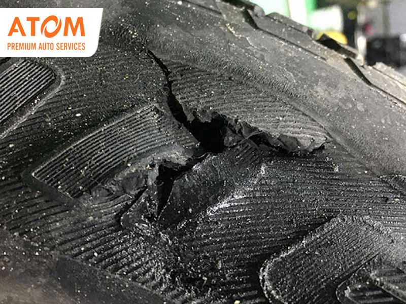 Khi lốp ô tô có dấu hiệu bị lão hóa, nứt, xuất hiện các vết chân chim thì cần thay thế sớm để đảm bảo an toàn