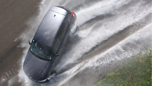 Hydroplaning là hiện tượng thường xảy ra vào những thời điểm trời mưa to và bạn lái xe nhanh 