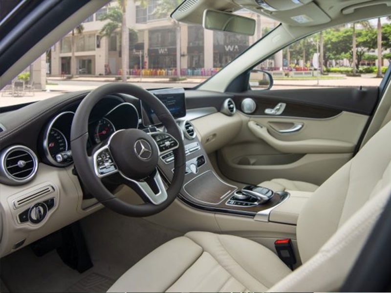 Nội thất bên trong Mercedes C200 được thiết kế sang trọng, tiện nghi