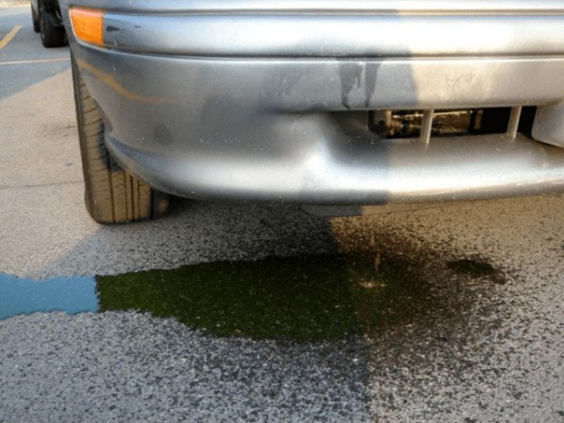 Xe bị chảy xăng hay dầu nhớt thì cần đưa xe đi kiểm tra sớm để xử lý kịp thời 
