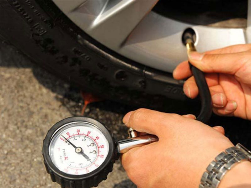 Sử dụng đồng hồ đo áp suất bơm lốp xe Mazda 3 