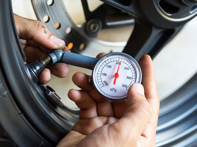 Sử dụng đồng hồ đo áp suất để bơm lốp Innova với áp suất tiêu chuẩn 