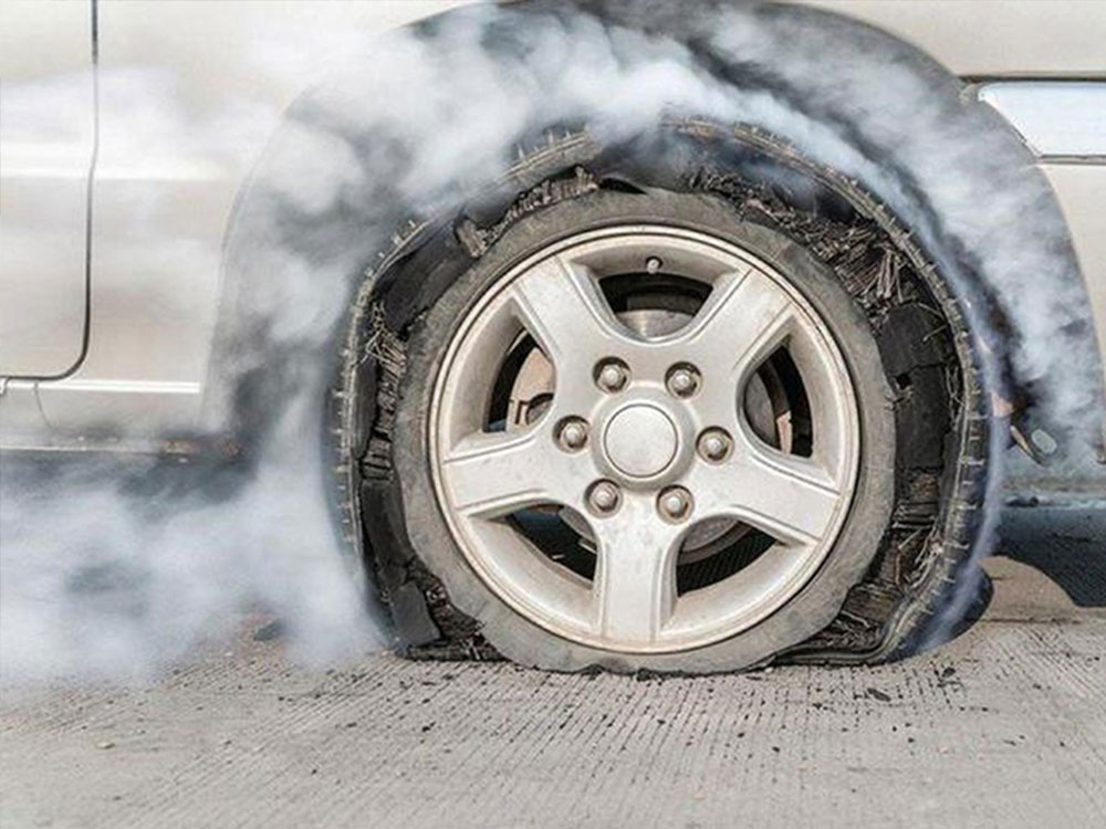 Nổ lốp là một trong những hệ lụy khi để lốp xe quá căng trong những ngày nắng nóng 