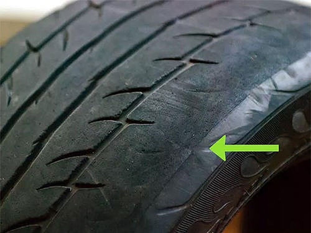 Lốp xe ô tô bị mòn là một trong những biểu hiện mà bạn cần kiểm tra và thay thế lốp sớm 