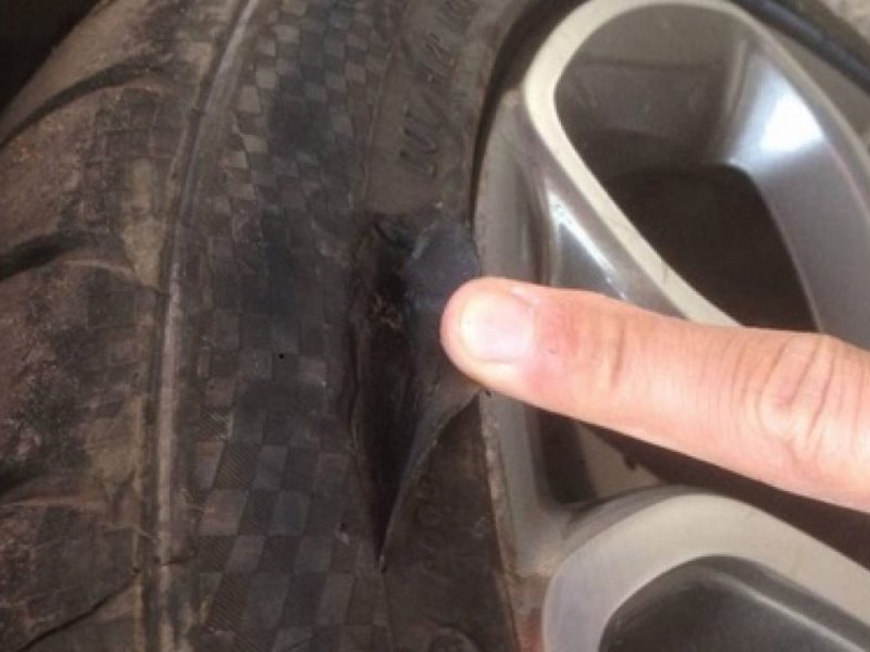 Lốp xe có dấu hiệu lão hóa, nứt thì cần thay thế lốp sớm để đảm bảo an toàn 