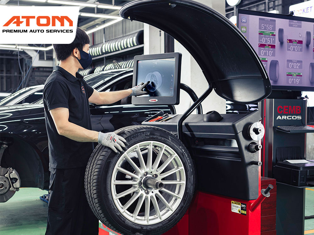 Máy cân bằng động nhập khẩu nguyên chiếc chính hãng CEMB và BOSCH tại Atom Premium Auto Services giúp cân bằng lốp ô tô chính xác 