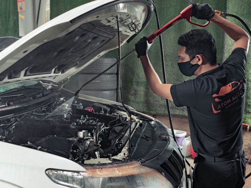Vệ sinh khoang máy ô tô
