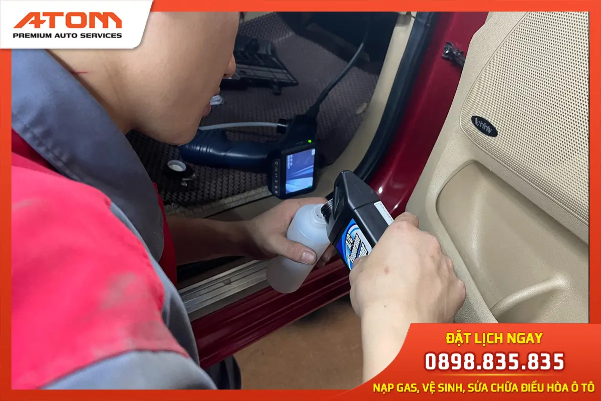 Vệ sinh dàn lạnh điều hòa bằng dung dịch chuyên dụng của BG Automotive (Ảnh: Nguồn ATOM)
