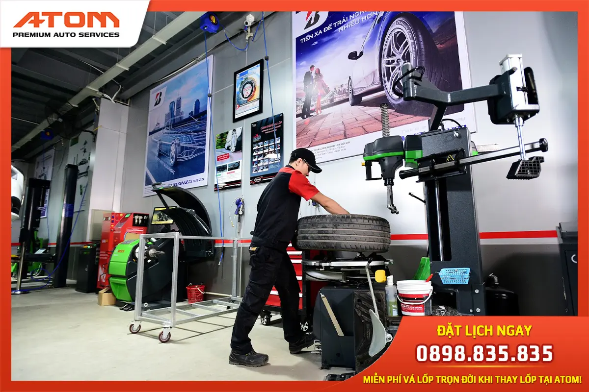 Thiết bị máy móc hiện đại tại ATOM phục vụ cho việc thay lốp (Ảnh: Nguồn ATOM)