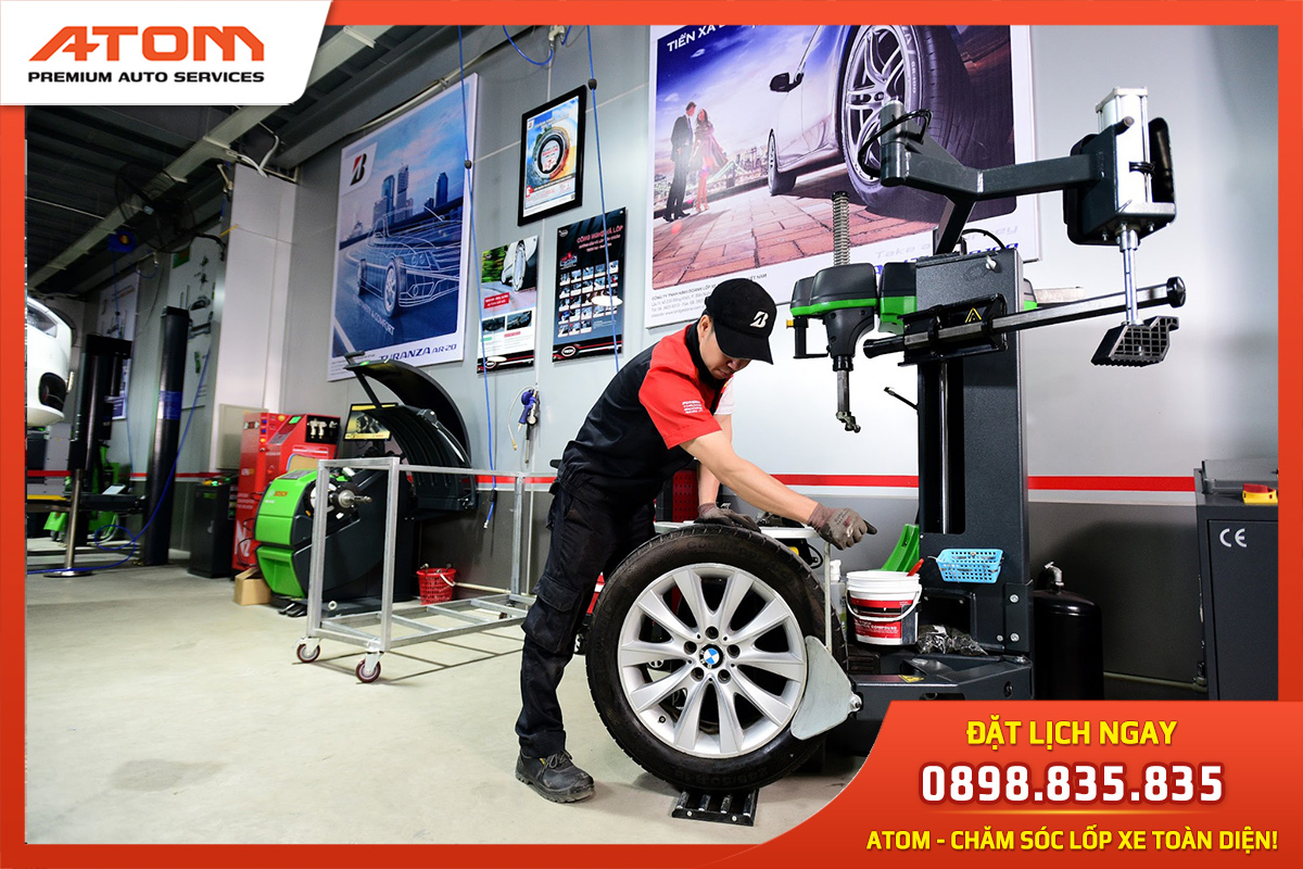 Đội ngũ kỹ thuật viên tại ATOM Premium Auto Services luôn được đánh giá cao bởi sự nhiệt tình và thực hiện các thao tác bảo dưỡng sửa chữa nhanh, chuẩn (Ảnh: Nguồn ATOM)