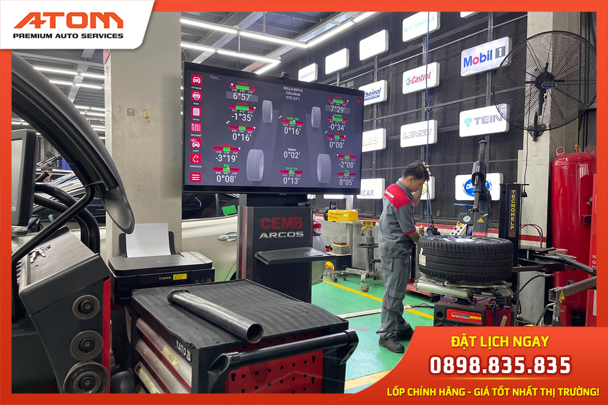 Kỹ thuật viên ATOM đang cân chỉnh lốp xe với trang thiết bị hiện đại