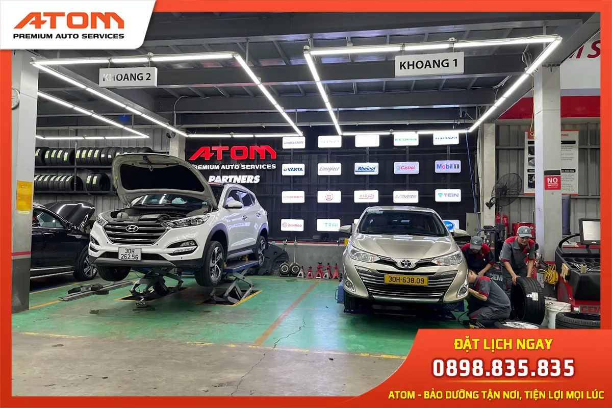 Kỹ thuật viên đang thực hiện thay lốp và cân chỉnh cho xe (Ảnh: Nguồn ATOM)